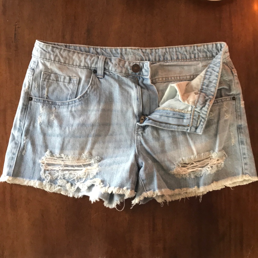 BDG Distressed Light Wash Boyfriend Jean Shorts 30